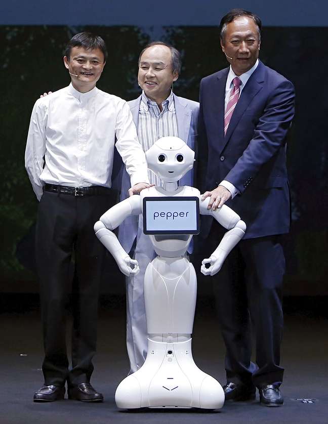 Desenvolvedores apresentam o robô emocional Pepper, em Chiba, no Jabão