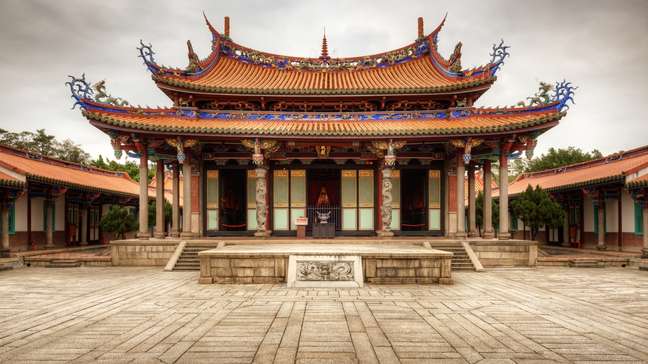 Templos antigos e prédios modernos fazem parte da paisagem de Taiwan