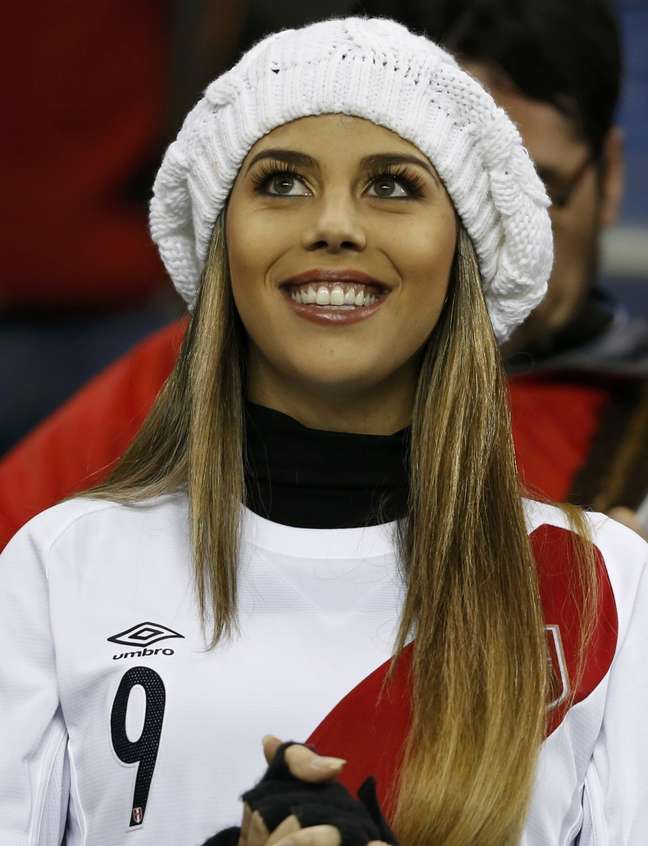Alondra, namorada de Guerrero, sorri após assistir atacante brilhar com três gols