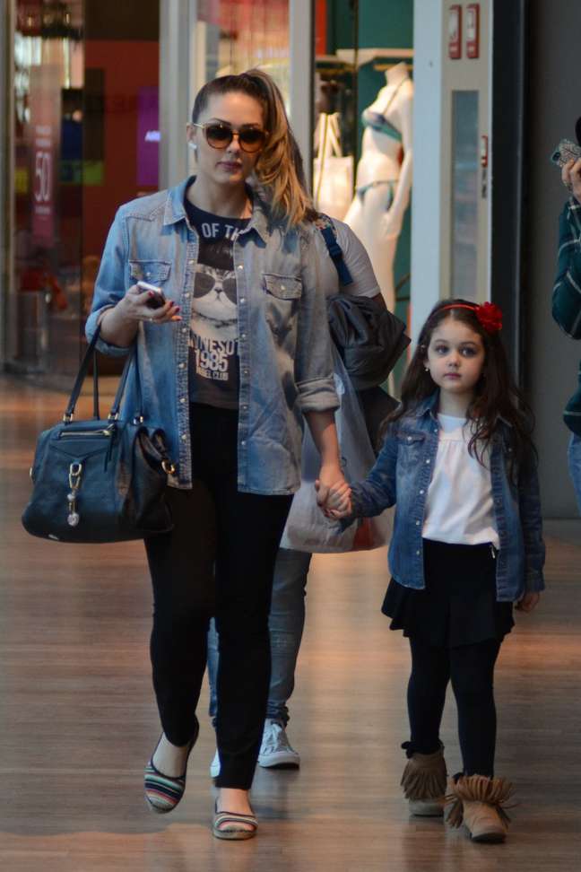 Erro ou acerto? Angélica usa legging com jaqueta