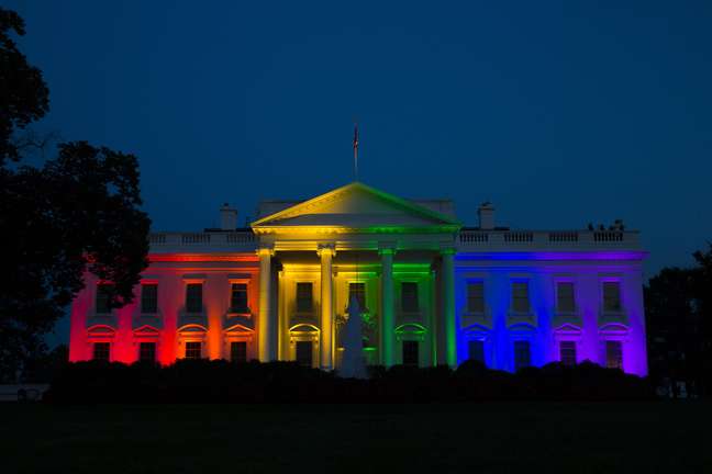Fachada da Casa Branca foi iluminada com as cores do arco-íris