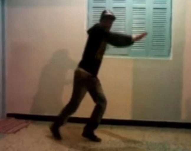 Um vídeo do membro terrorista dançando foi revelado na internet, em que aparece de jeans, boné e moletom 