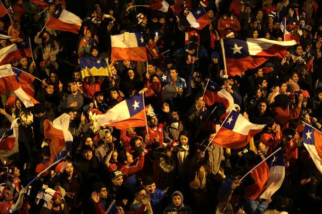 Torcida chilena tem feito festas durante a madrugada - após a classificação para a final