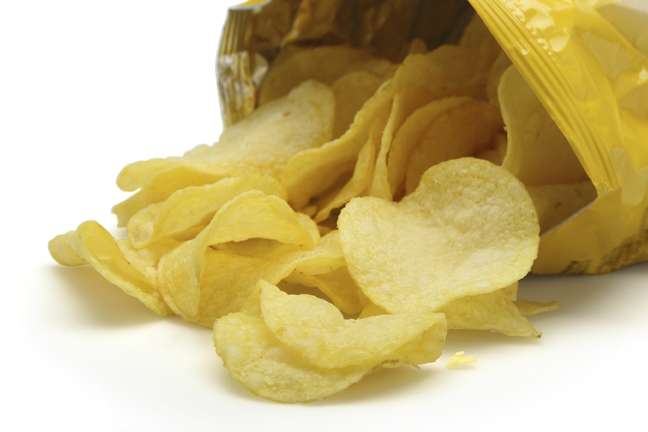 Troque a batata chips por chips de soja ou por legumes fatiados e assados em casa. 