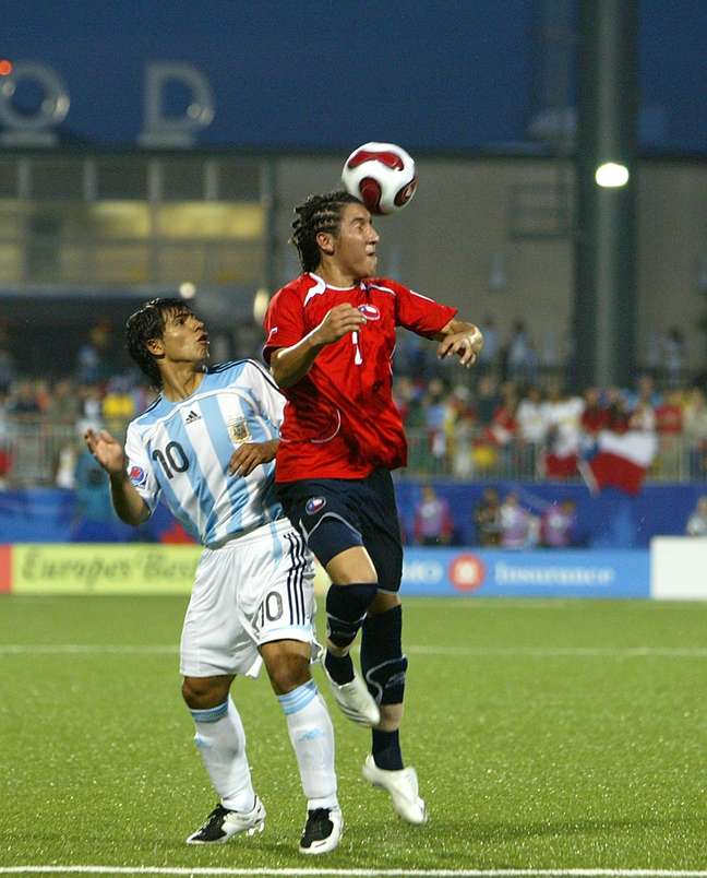 Artilheiro e craque daquele Mundial Sub-20, Agüero disputa com o zagueiro Cristian Suárez, que teve passagem pelo Corinthians