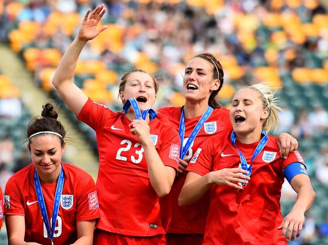 Inglesas comemoram primeiro pódio no futebol feminino