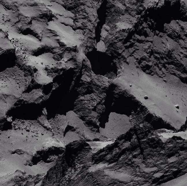 A sonda Rosetta divulgou esta imagem da superfície do cometa 67P