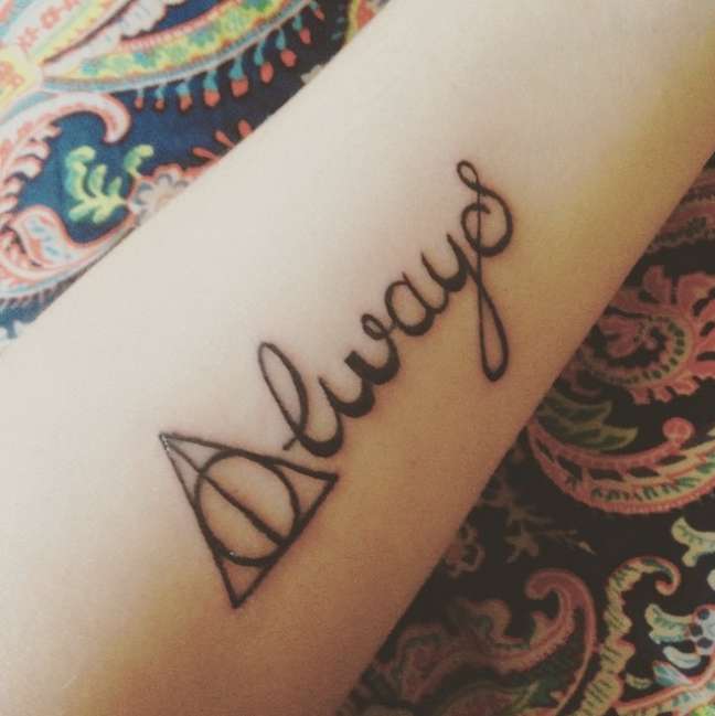 “Always” (“Sempre”), referência ao personagem Severus Snape em Harry Potter e as Relíquias da Morte, de J.K. Rowling