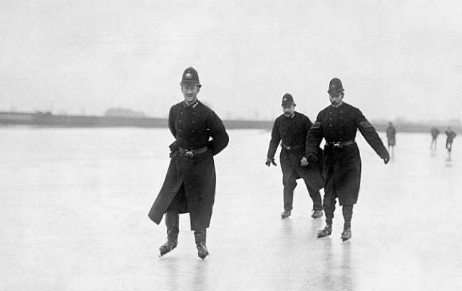 Policiais patinam sobre o Tâmisa no início do século passado