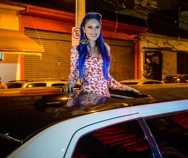 SP: Tati Zaqui chega de limousine para lançamento da Playboy