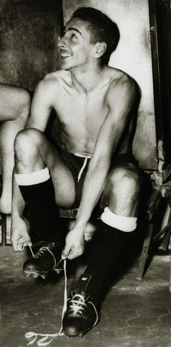 Ghggia amarra chuteira de seu pé direito; foi ele quem fez o Brasil chorar em 1950