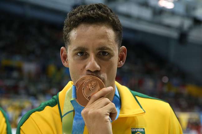 Thiago Pereira morde seu bronze conquistado nos 200 m peito