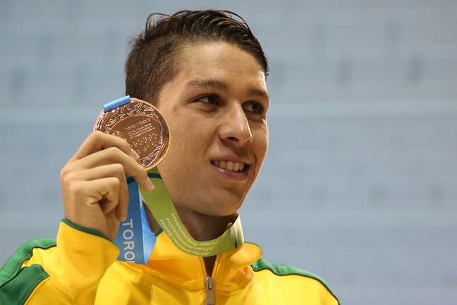 Brandonn Almeida exibe medalha dos 1500 m 