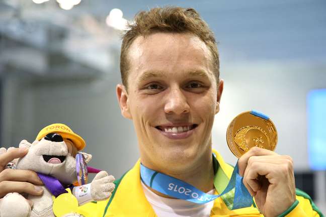 Henrique exibe medalha de ouro nos 200 m medley