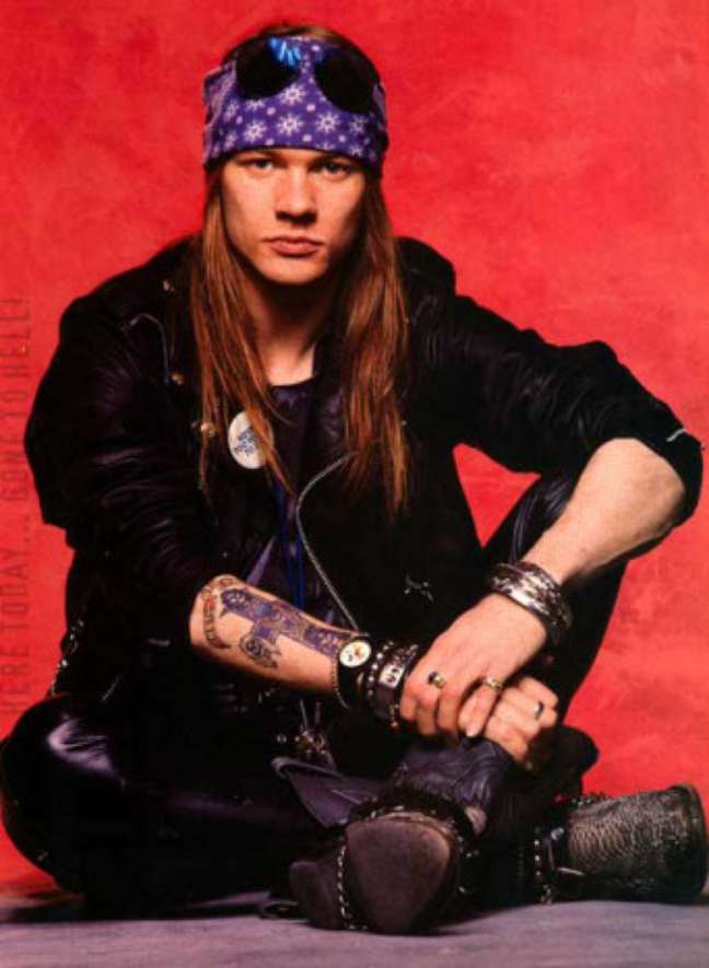Axl Rose, do Guns N&#039; Roses, foi um dos precursores do rock a usar bandanas e que viraram moda nos anos 90