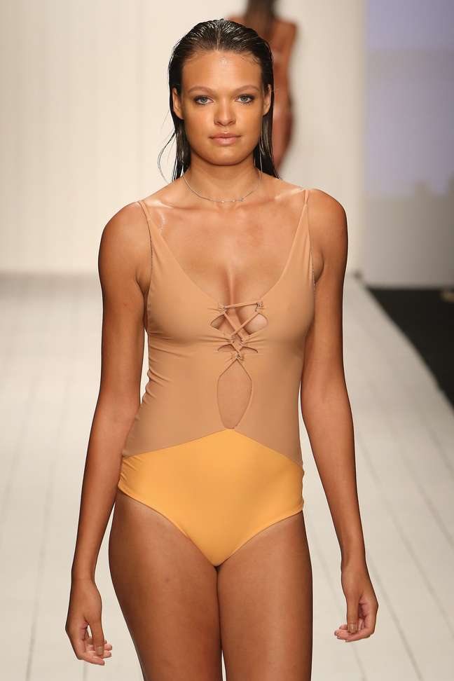 A grife americana Acacia, inspirada na moda praia brasileira, também apostou no nude, com desenho geométrico em amarelo: sustentação dos seios não é das mais confortáveis