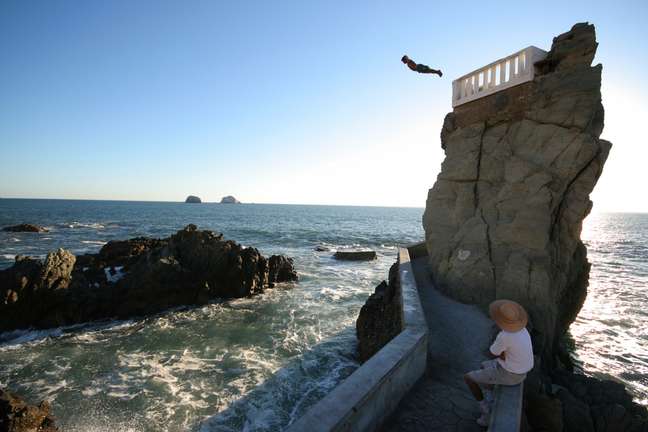 Uma rocha com acesso por escada, o Divers é o local procurado para mergulhos no mar do Pacífico