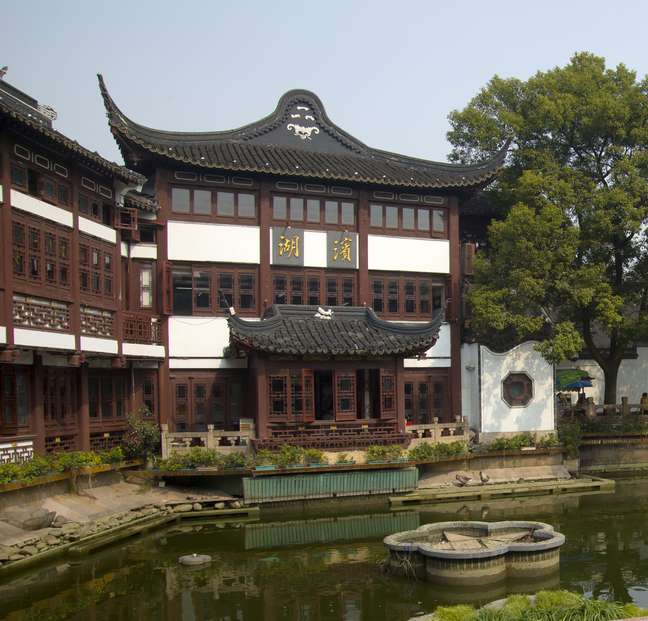 Templos antigos e prédios modernos são atração em Xangai