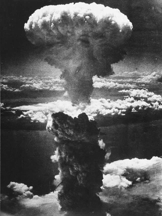 Bombardeio às cidades de Hiroshima e Nagasaki começou em 6 de agosto de 1945. Imagem mostra explosão da bomba em Nagasaki, ocorrida em 9 de agosto