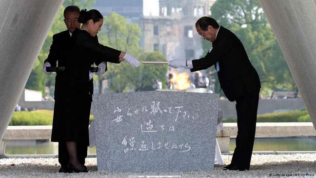 Autoridades japonesas, diplomatas internacionais e sobreviventes participaram de uma cerimônia que marcou os 70 anos do lançamento da primeira bomba nuclear