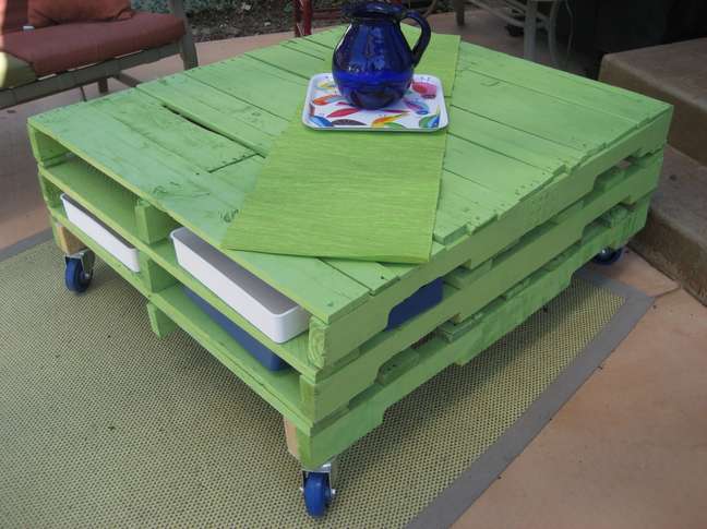 Mesa de pallets pintados de verde, proposta pela arquiteta Isabella Estrela