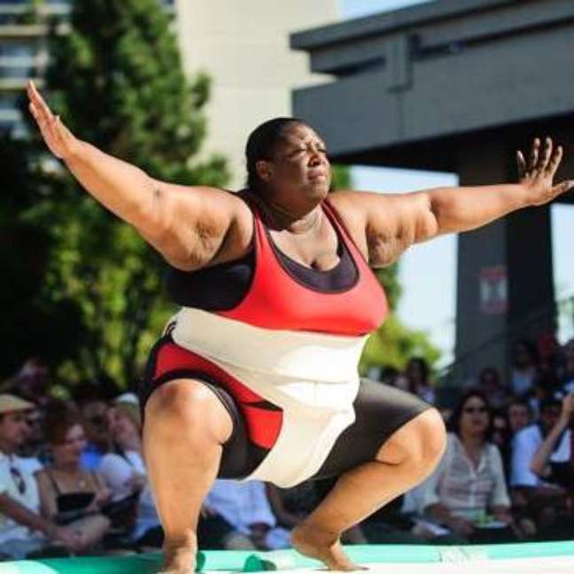 A lutadora de sumô Sharran Alexander consome 5 mil calorias por dia e pesa 171,5 kg