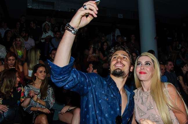 Daniel Rocha faz selfie com fã