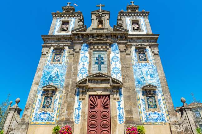 Igreja de Santo Ildefonso é famosa pela fachada de azulejos portugueses