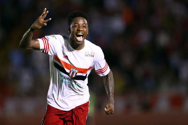 Francis fez os três gols do Botafogo-SP na vitória sobre o River-PI