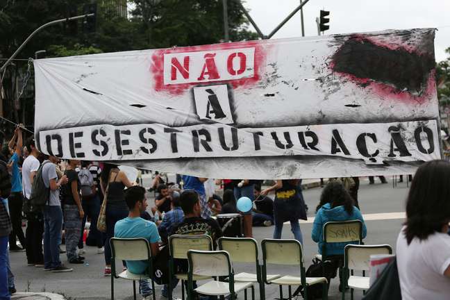 Alunos vêm protestando todos os dias - e em número cada vez maior - contra a reorganização escolar proposta pelo governo de São Paulo