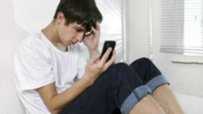 Os adolescentes crescem pensando que não responder a uma mensagem é algo normal (Getty)