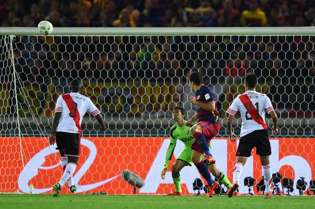 Suárez aproveita cruzamento de Neymar e faz o 3º gol do Barcelona