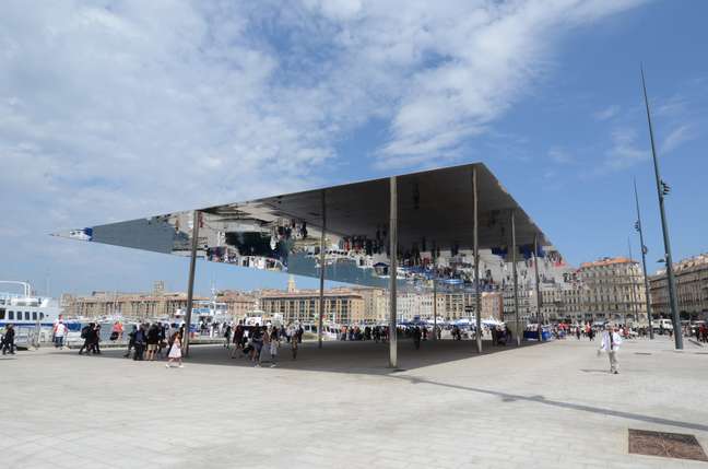 Um dos destaques do porto velho é o Ombrière, estrutura de teto metálico que reflete os turistas e o próprio mar