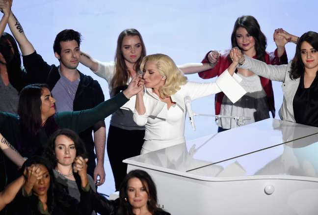 Lady Gaga ao lado de vítimas de abuso sexual no palco do Oscar