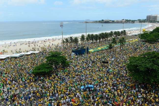 Manifestação em Copacabana contra a corrupção e pela saída da presidenta Dilma Rousseff