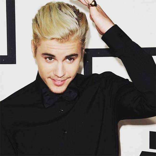 Dias antes de arrebentar com a apresentação no prêmio Brit Awards, no final de fevereiro, Justin Bieber faturou mais um prêmio de sua parceria com Skrillex e Diplo, em Where Are Ü Now: o seu primeiro Grammy.