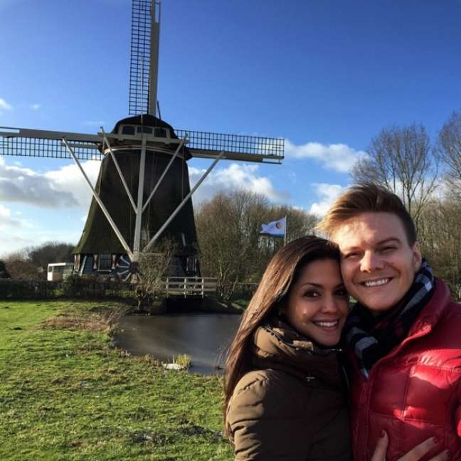 No início do ano passado, o casal escolheu a Europa como destino. Na foto, os dois estão na frente de um moinho de vento, um dos ícones mais conhecidos da Holanda