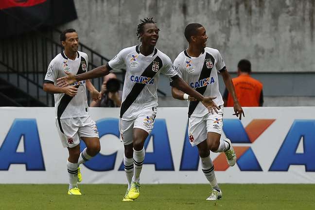 Vasco bate o Flamengo e se garante na final do Carioca