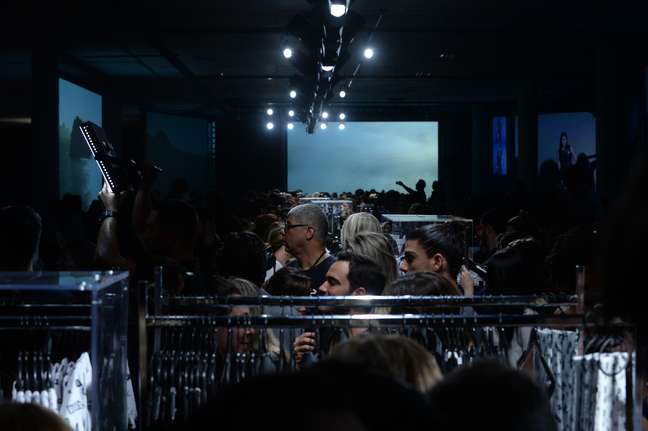 O povo fashionista avançou sobre as araras levadas ao meio da passarela após o desfile de lançamento da coleção
