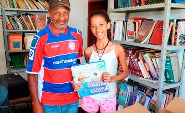 A pequena Maria Clara resolveu abrir uma biblioteca para incentivar o hábito da leitura nas crianças e adolescentes do povoado