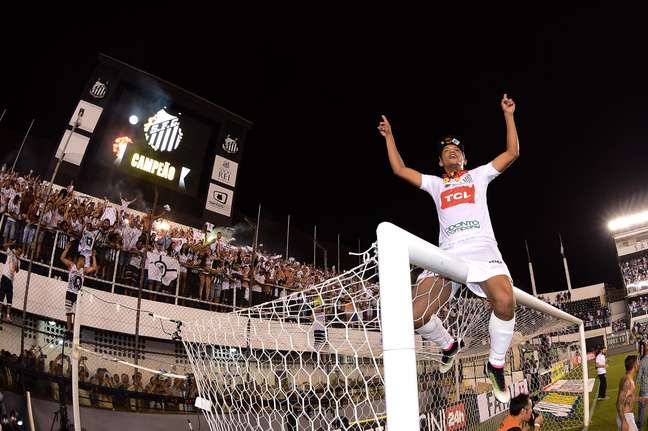 David Braz comemora título paulista em cima da trave da Vila Belmiro