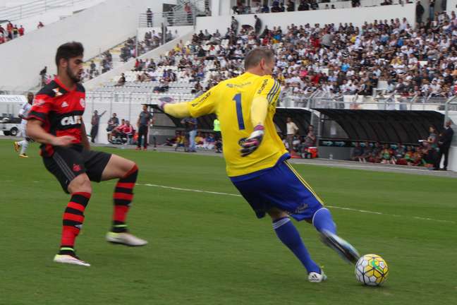 Lance durante a partida entre Ponte Preta SP e Flamengo RJ, válida pelo Campeonato Brasileiro 2016 – Série A, no estádio Moisés Lucarelli em Campinas, SP