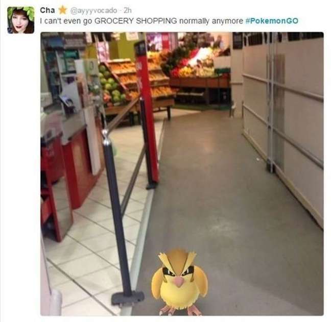Mulher mostra pokémon encontrado em supermercado