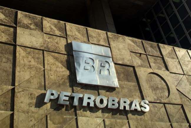 Apesar de todo o desgaste na imagem da Petrobras, epicentro da Operação Lava Jato, os brasileiros apoiam sua permanência nas mãos do governo: 63,3% são contra sua privatização; 31,1%, a favor; e 5,6% não souberam ou não opinaram.