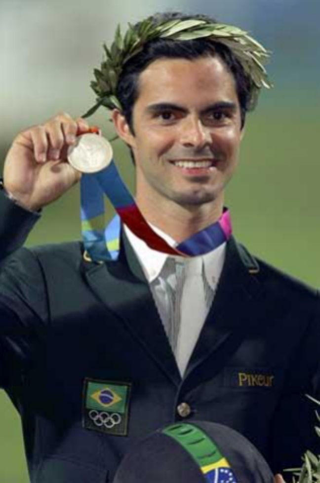 Rodrigo Pessoa recebeu a medalha de ouro  em Salto individual nas Olimpíadas de  Atenas, em 2004