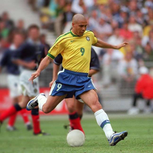 Três vezes eleitos Melhor Jogador do Mundo pela FIFA (1996, 1997 e 2002), Ronaldo é detentor de diversos títulos e protagonizou a vitória da Seleção Brasileira em duas das quatro Copas do Mundo de que participou (1994 e 2002)