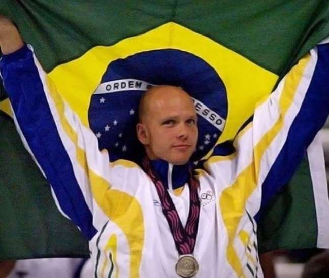 O nadador conquistou a medalha de bronze na sua estreia olímpica nos 50 metros livres nos Jogos de Atlanta, em 1996
