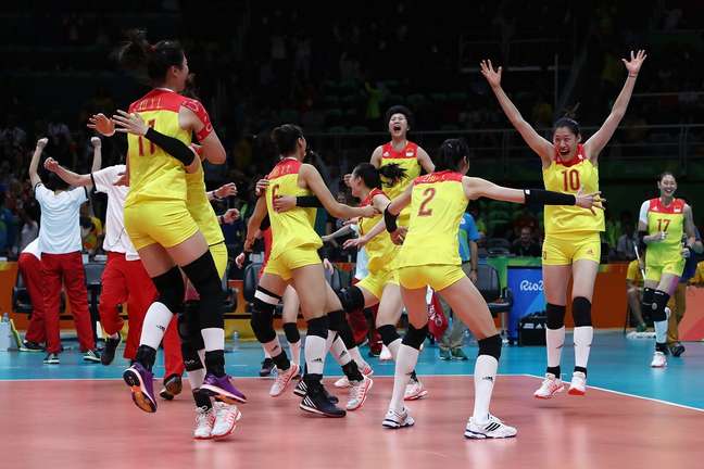 Jogadoras da China comemoram a conquista da medalha de ouro no vôlei feminino da Rio 2016