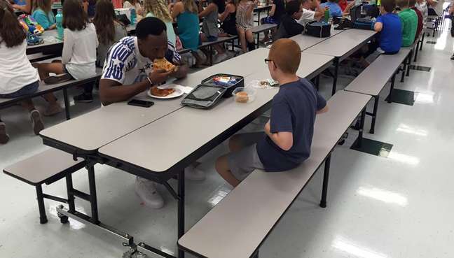 Travis Rudolph almoçando com o estudante