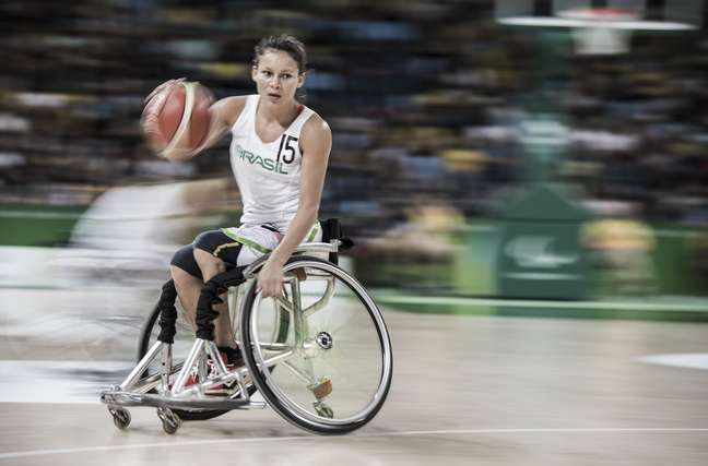 Vivi, jogadora da Seleção Brasileira em cadeira de rodas, durante partida contra a Argentina